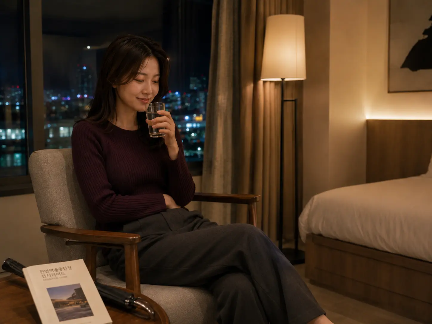 천안출장마사지 | K초이스24 - 충남 천안 성성동 숙소에서 홈케어를 마친 로컬 에디터 서윤이 물을 마시며 편안하게 쉬는 장면