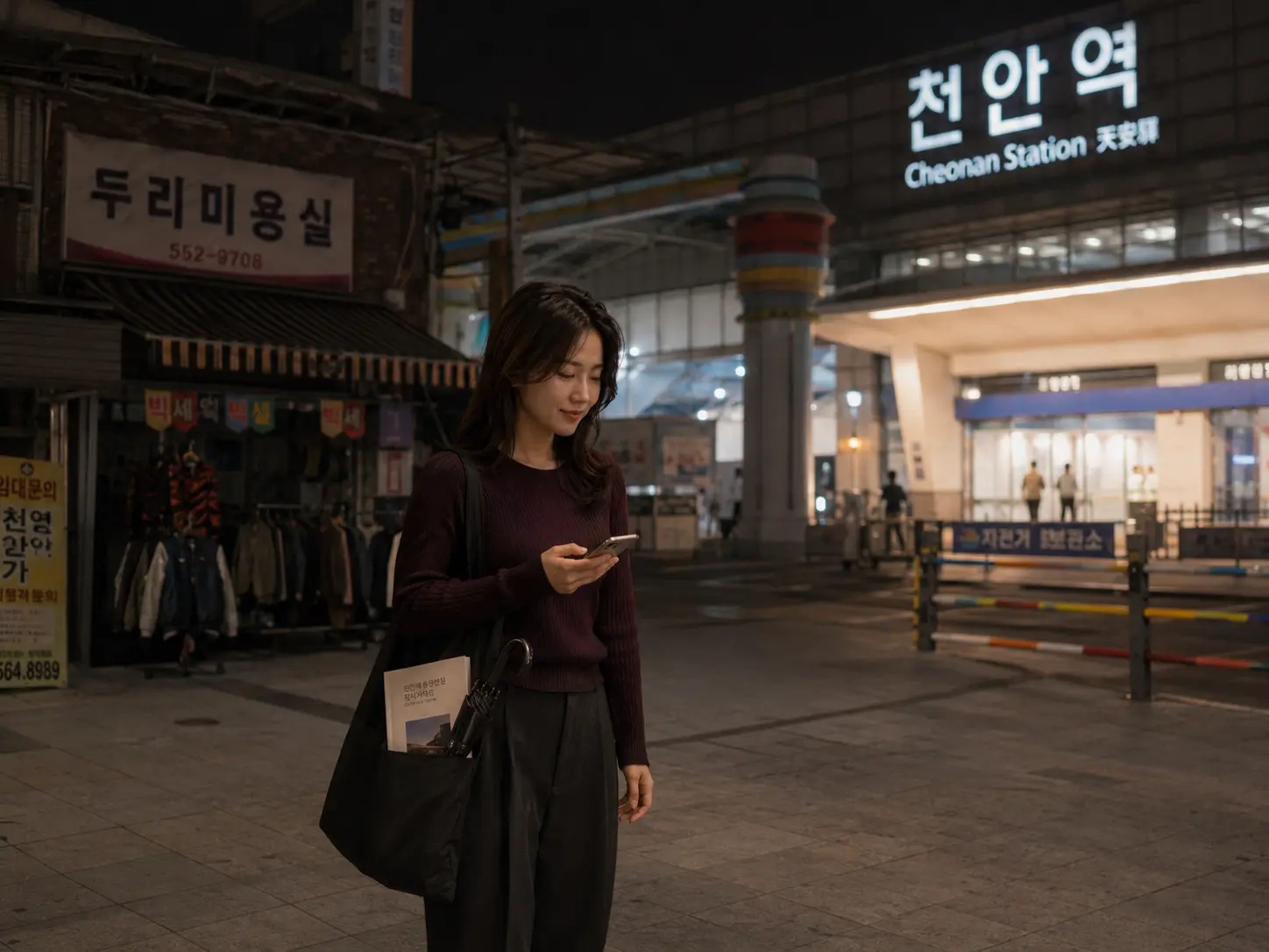 천안출장마사지 | K초이스24 - 저녁의 충남 천안역 앞에서 로컬 에디터 서윤이 성성동 숙소 이동 경로를 확인하는 장면
