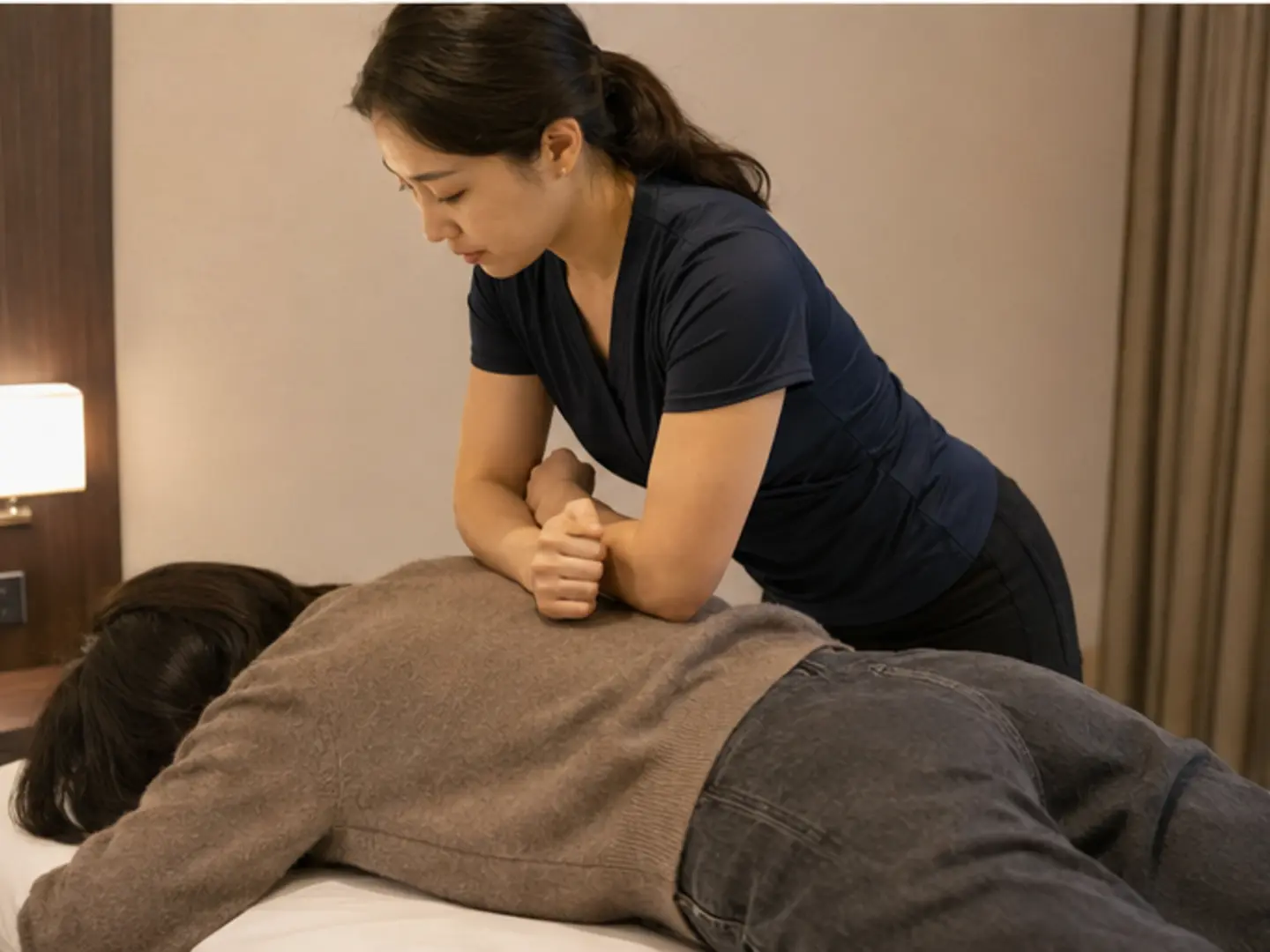 서구출장마사지 | K초이스24 - 2025년 10월의 가을, 이동 일정을 마친 뒤 숙소에서 26세 여성 관리사 채원이 로컬 에디터 지안의 어깨와 견갑 주변을 강한 압과 적극적인 동작으로 관리하는 장면